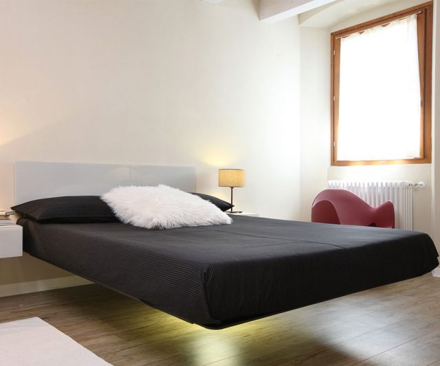 В привлекательном внешнем виде «левитирующей» кровати большую роль играет правильное сочетание цветов самой мебели, текстиля и отделки самой спальни